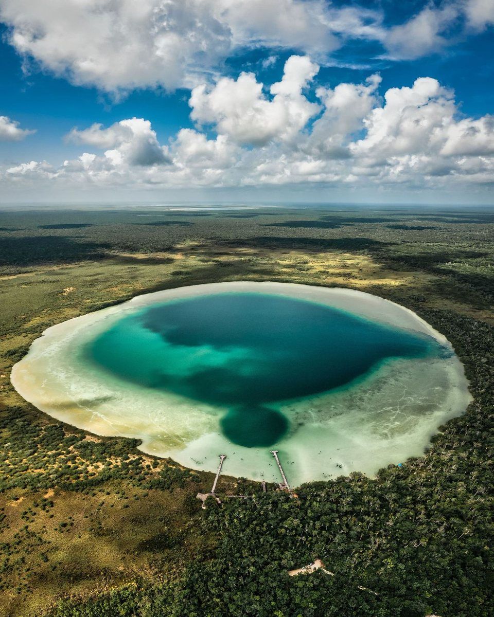 Laguna azul en medio de la vegetación, vista desde el aire