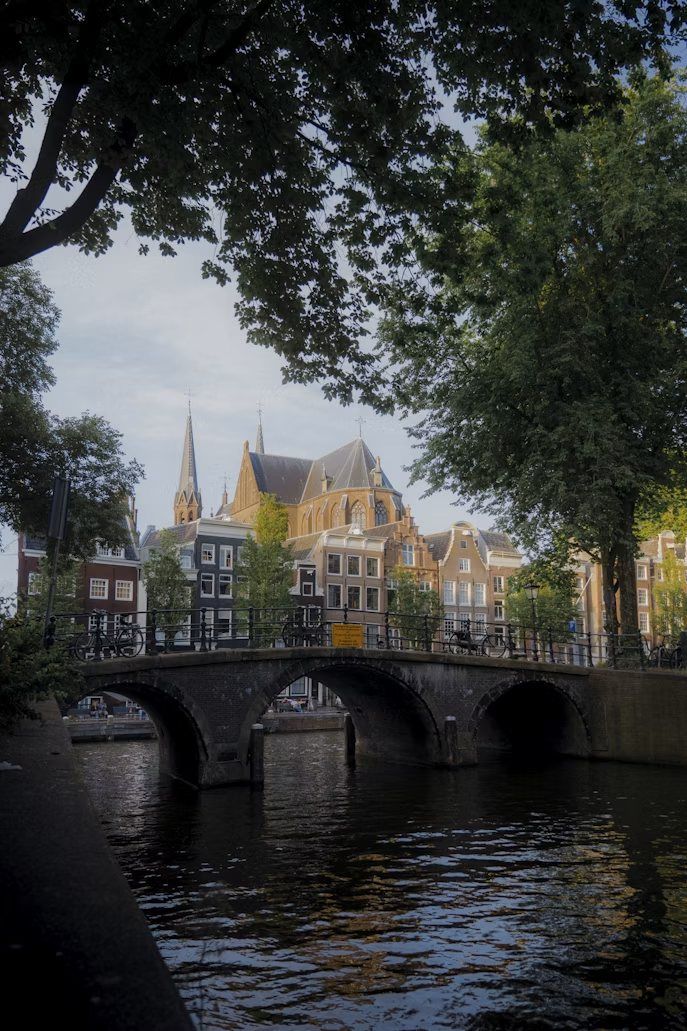 Canal y puente en una ciudad del norte