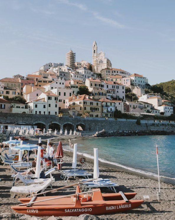 Pueblo costero italiano sobre una playa