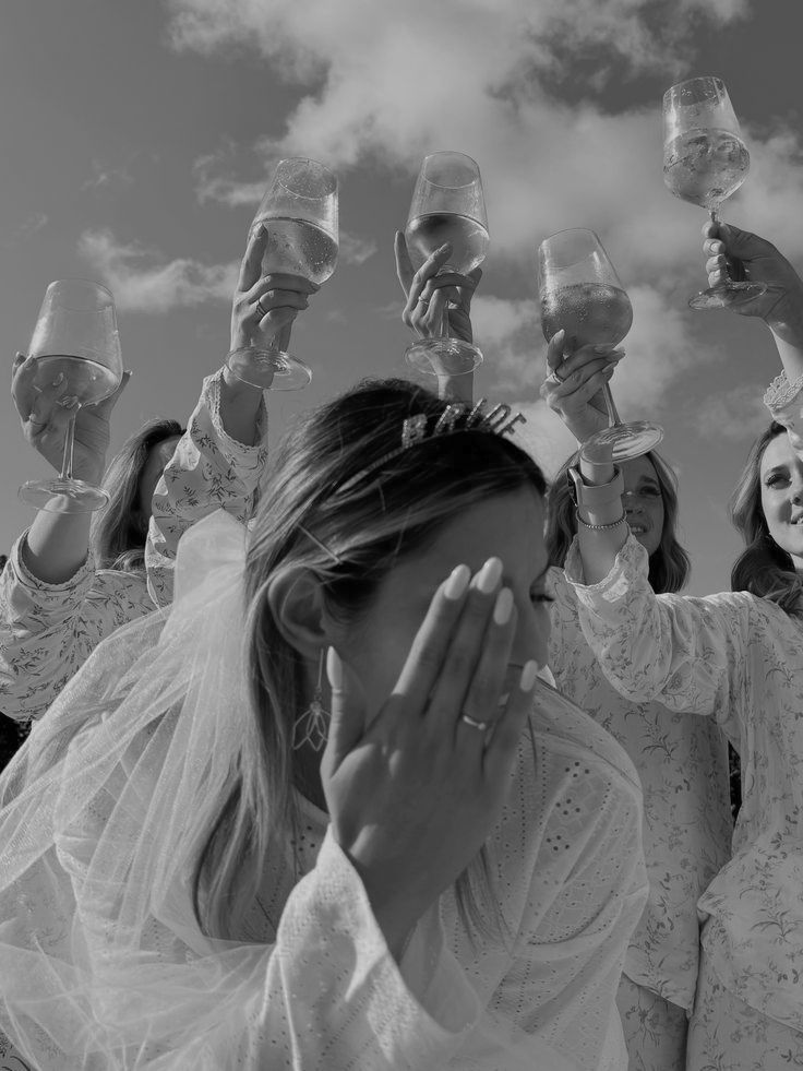 Brindis entre amigas, en blanco y negro