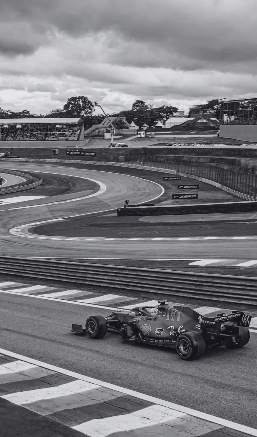 Auto de Fórmula 1 en una curva, en blanco y negro