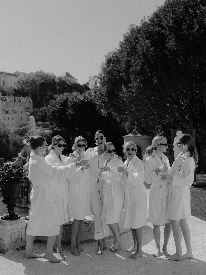 Grupo de amigas festejando, en blanco y negro
