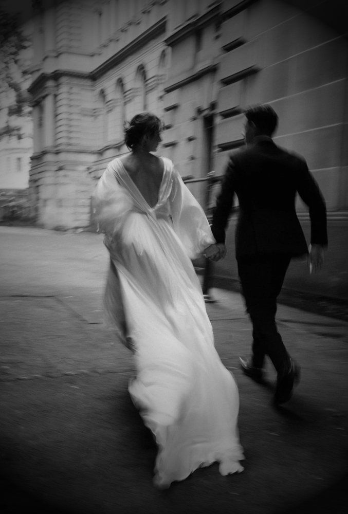Novios caminando por una ciudad, en blanco y negro
