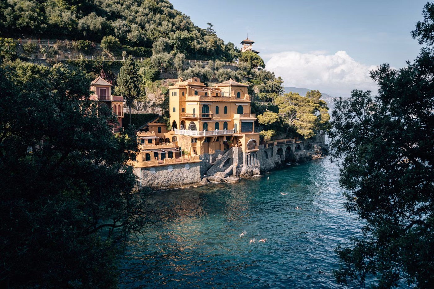 Villa sobre el agua en una caleta