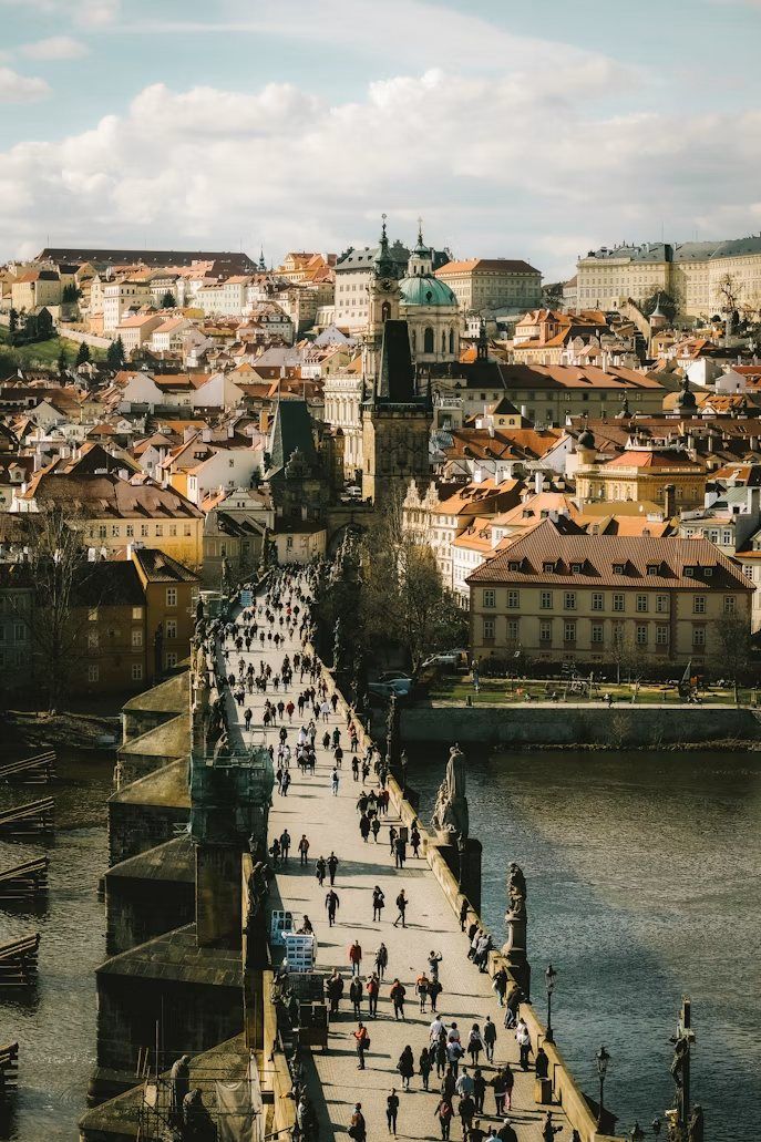 Puente de piedra sobre un río en una ciudad antigua