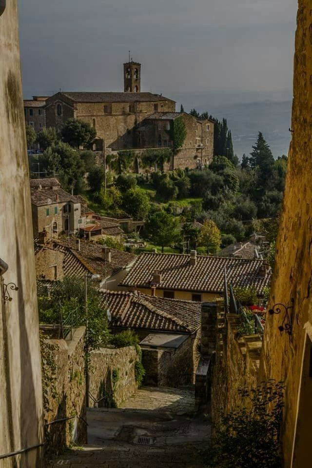 Pueblo medieval sobre una colina