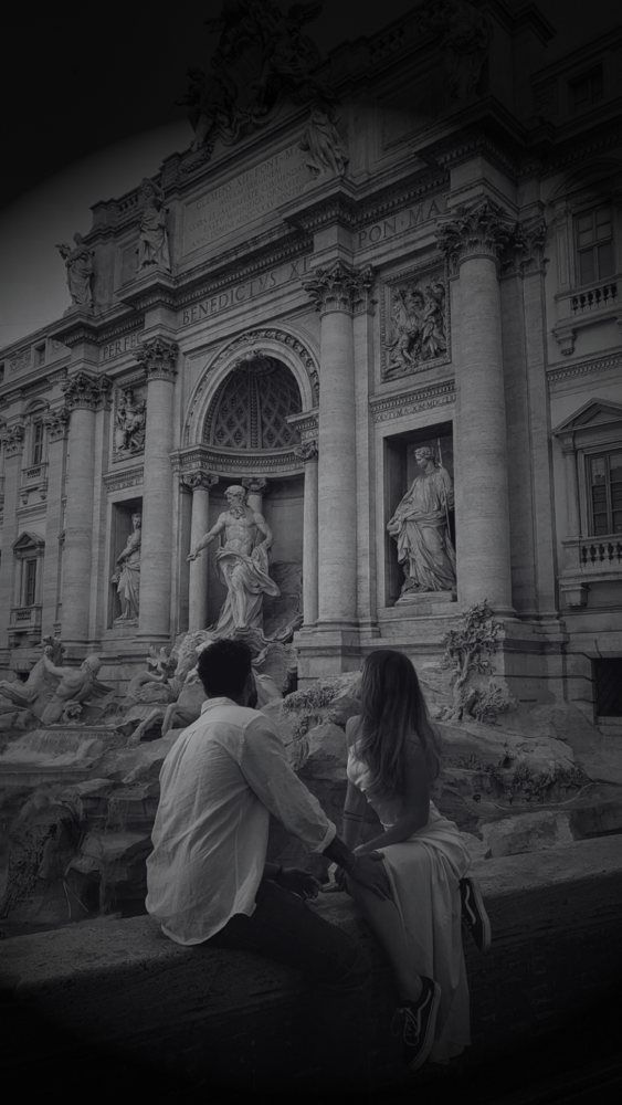 Pareja frente a la Fontana di Trevi, en blanco y negro